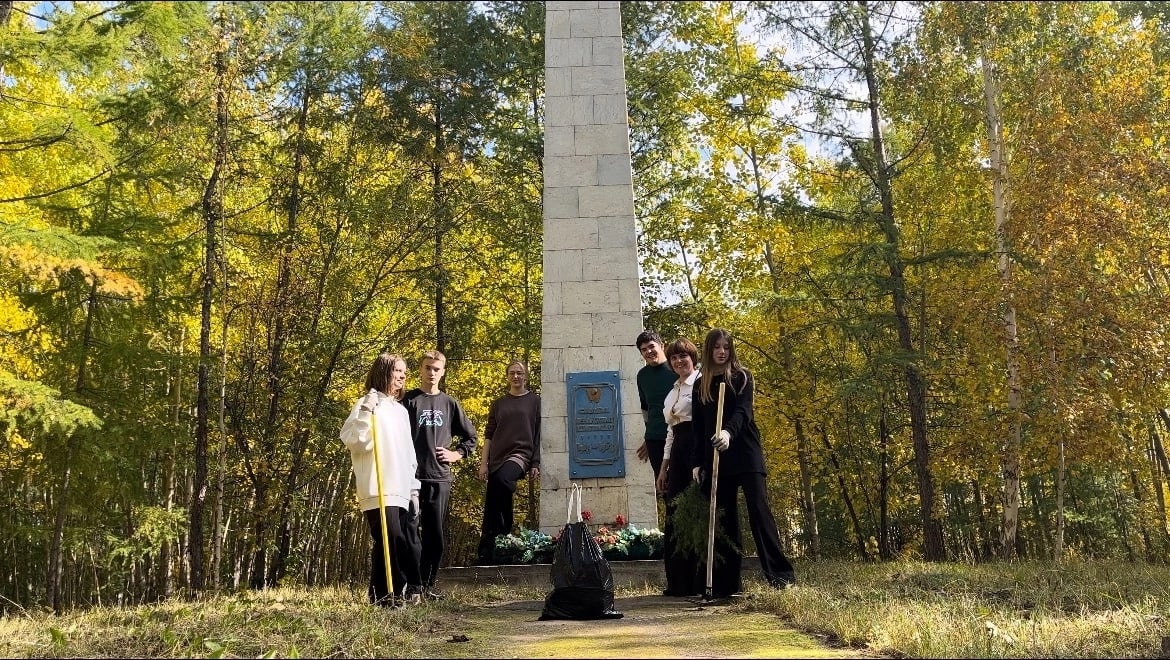 Памятник , посвященный 40-летию ВЛКСМ.