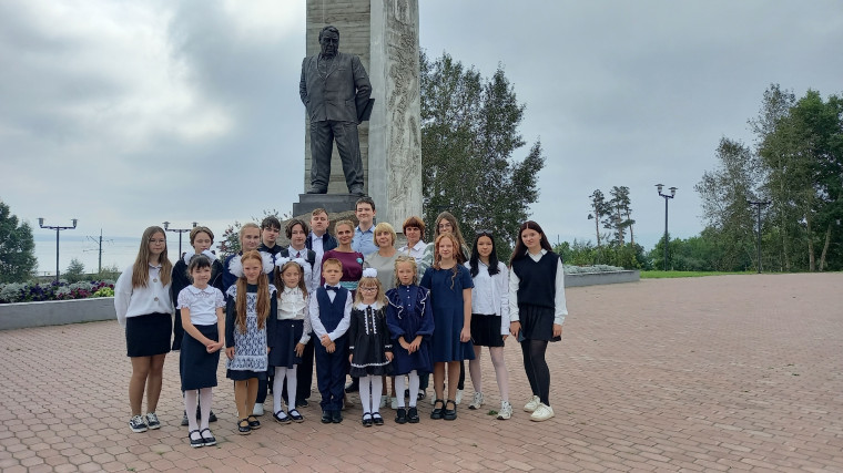 На митинге.